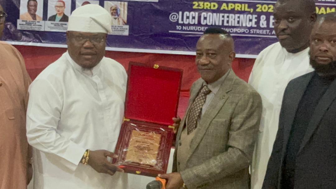 (Video) OmoBarca Honoured as ‘Hero of Our Time’ at The Mirror Excellence Awards in Lagos