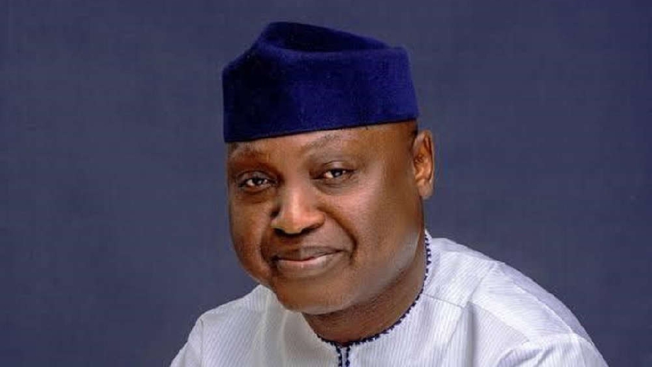 (Video) APC campaign truck throwing suspected bread to residents in Ekiti State ahead of the gubernatorial election