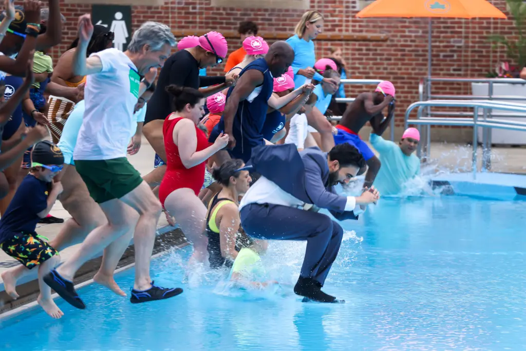 (Video) New York Mayor Zohran Mamdani Jumps Fully Clothed into Public Pool to Launch Summer Swimming Season