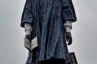 (Video) Governor Soludo unveils ‘poor quality’ Chinua Achebe statue at Ogidi (Video) Governor Soludo unveils ‘poor quality’ Chinua Achebe statue at Ogidi