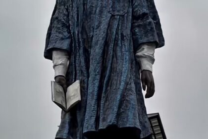 (Video) Governor Soludo unveils ‘poor quality’ Chinua Achebe statue at Ogidi (Video) Governor Soludo unveils ‘poor quality’ Chinua Achebe statue at Ogidi
