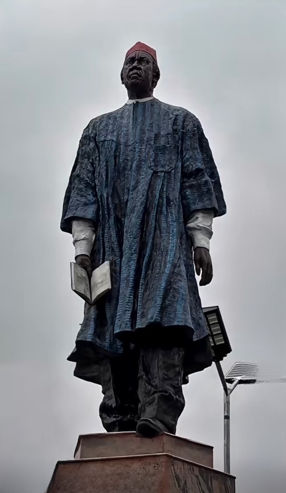 (Video) Governor Soludo unveils ‘poor quality’ Chinua Achebe statue at Ogidi (Video) Governor Soludo unveils ‘poor quality’ Chinua Achebe statue at Ogidi
